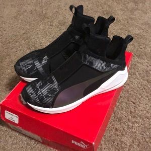 Women’s Puma’s!!!!! Like Brand New!!